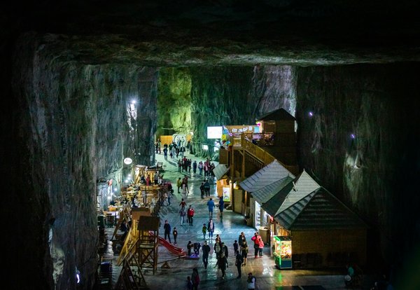 Quels conseils pour louer une maison de vacances en Dordogne avec des visites de grottes préhistoriques et des randonnées en forêt?